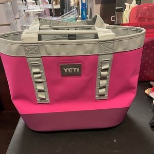 LIKE NEW. YETI CAMINO CARRYALL PRICKLY PEAR 35